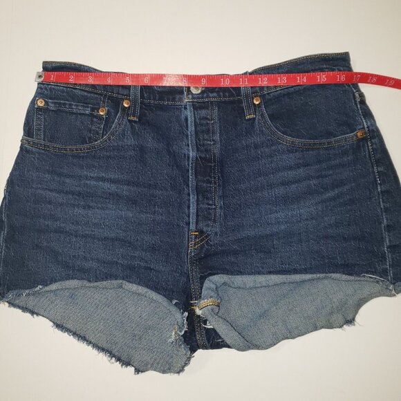 Levi's 501 Cutoff Jean Shorts Women Size W33 Dark Wash Raw Edge Western Country - Picture 4 of 16